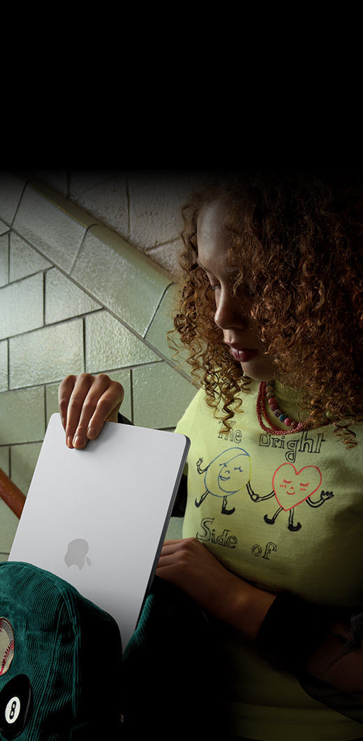 MacBook Airをリュックに入れている人物