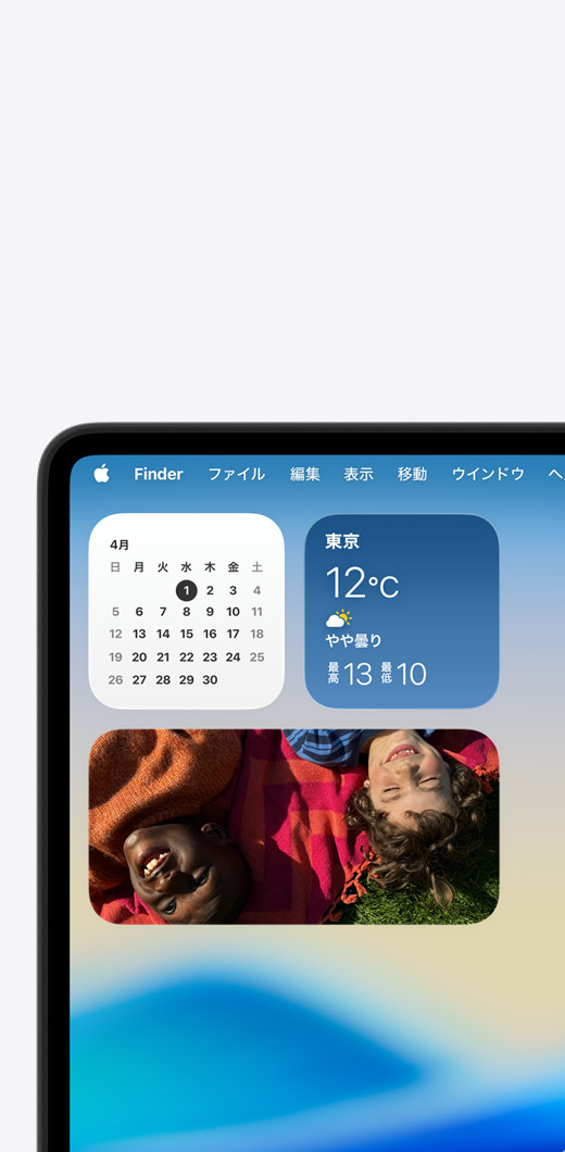 MacBookの画面。カレンダーアプリ、天気アプリ、写真アプリのプレビューを表示している
