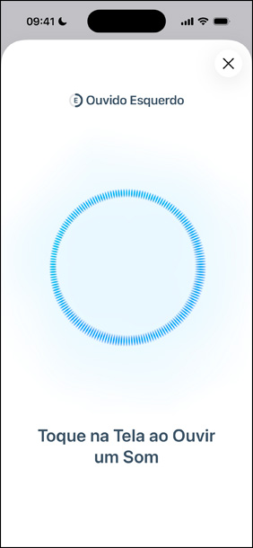 iPhone mostrando o Teste de Audi??o em andamento ao lado dos AirPods Pro 2.