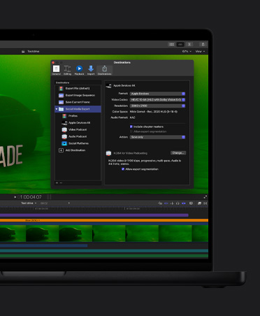 A tela do MacBook Pro de 16 polegadas mostra um carro com ilumina??o verde e melancólica, clipes de vídeo na parte inferior da tela e uma janela de exporta??o de arquivos aberta