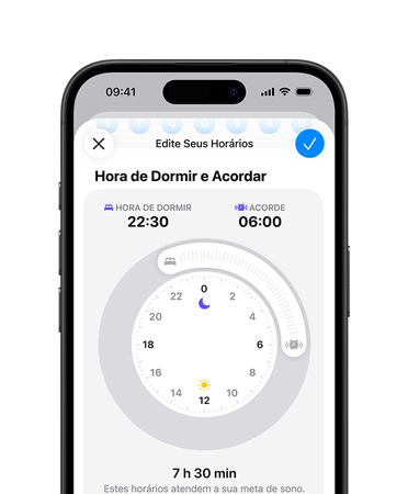 iPhone com o app Saúde aberto, os horários de sono est?o na tela, a hora de dormir definida como vinte e duas e trinta, a hora de acordar como seis da manh?, o mostrador de hora redondo está no centro da tela, a meta de sono de 7 horas e 30 minutos foi atingida