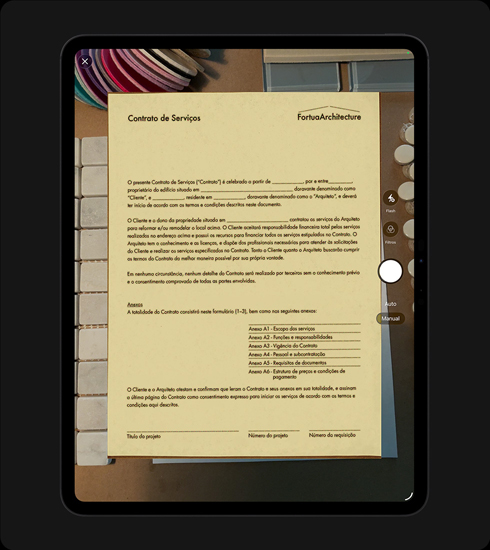 Parte da frente do iPad Pro na vertical na cor preto-espacial, mostrando na tela um contrato de servi?os escaneado com as linhas de texto e a assinatura claramente visíveis