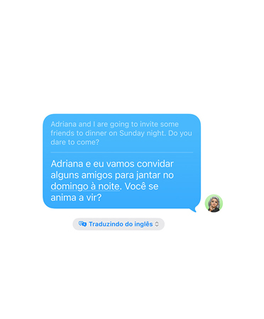 Tradu??o ao Vivo no Mensagens com a mensagem de texto em inglês “Adriana and I are going to invite some friends to dinner on Sunday night. Do you dare to come?“ automaticamente traduzido para espanhol.