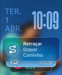 Três modelos de Apple Watch, o do centro na cor natural com a tela exibindo o Conjunto Inteligente com o widget Retra?ar, o da direita na cor preto brilhante com a tela exibindo um exercício, o da esquerda na cor de ouro rosa com a tela exibindo o app Qualidade do Sono