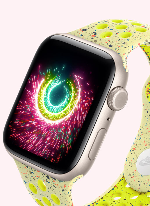 Apple Watch SE 3, bo?tier en aluminium, comète, anneaux d’activité scintillant comme des feux d’artifice, bracelet sport Nike Splash Volt