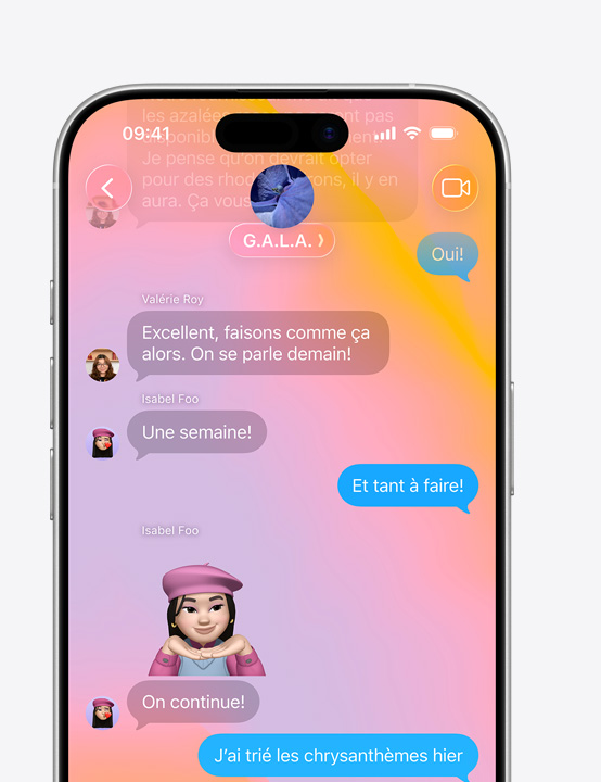 écran d’iPhone affichant l’app Messages avec le design en Liquid Glass