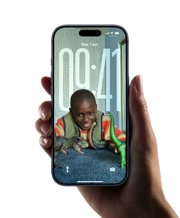 Une main tient un iPhone arborant le nouveau design avec Liquid Glass, où l’heure s’adapte de fa?on dynamique à l’image de l’écran verrouillé