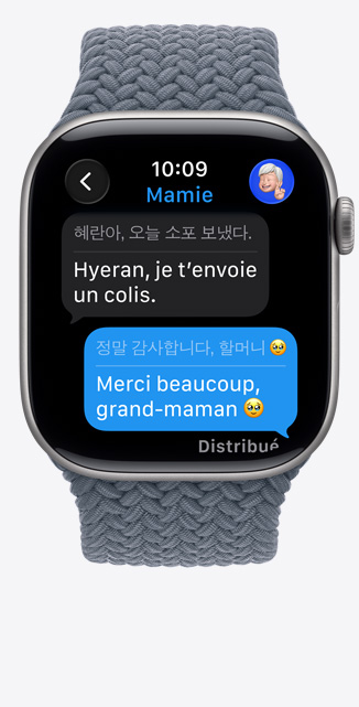 Apple Watch Series 11, bo?tier en aluminium gris cosmique, la fonctionnalité de traduction en direct fait passer la langue dans iMessage au fran?ais, bracelet solo tressé, bleu nautique