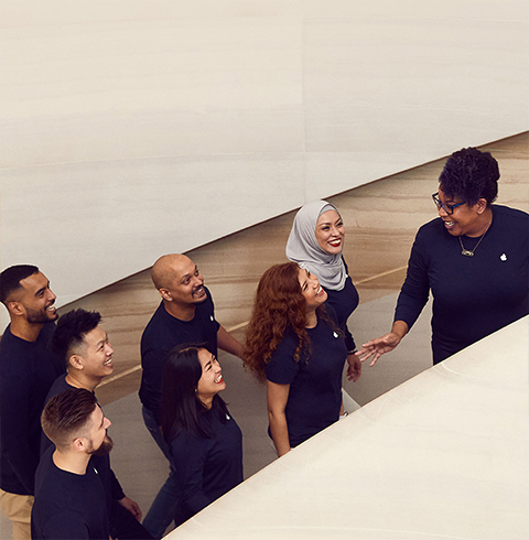 Des membres de l’équipe montent les escaliers d’un Apple?Store.