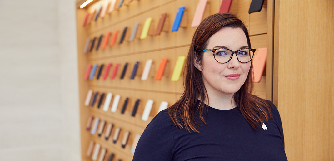Apple?Store Genius Melissa staat in het accessoiregedeelte van de Store.