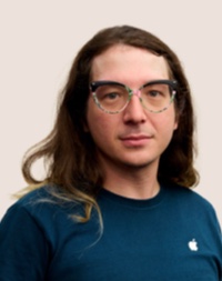 Portr?t eines Apple Retail Teammitglieds mit Brille.