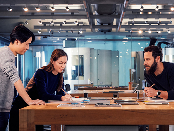 Apple ontwerpers werken aan een project in hun studio.