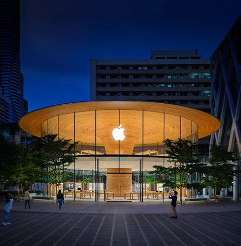 Buitenkant van een Apple Store bij nacht