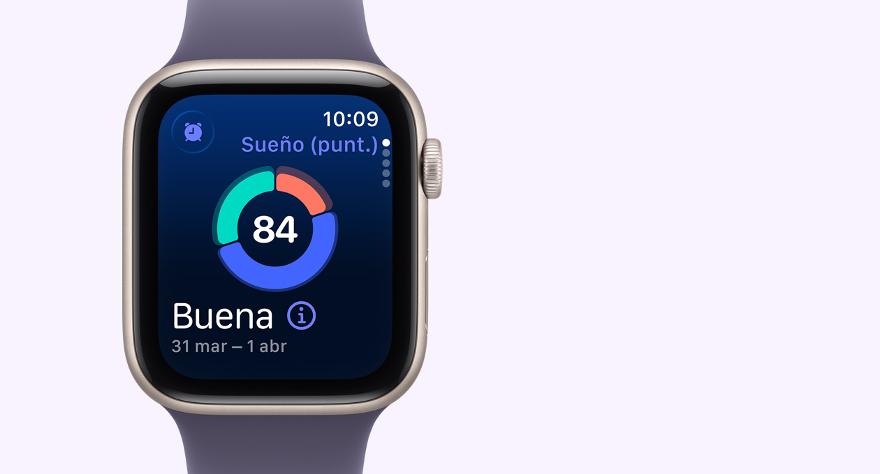 Apple Watch SE 3, caja de aluminio, blanco estelar, la pantalla muestra la gráfica circular de Puntuación de Sue?o, parte lateral derecha, Digital Crown, correa deportiva, morado niebla