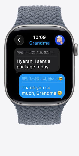 Apple Watch Series 11, pouzdro z vesmírně ?edého hliníku, okam?ité tlumo?ení p?evádí napsanou zprávu iMessage do angli?tiny, pleteny navlékací ?emínek, ocelově modrá barva