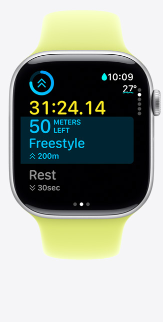 Apple Watch Series 11, hliníkové pouzdro, st?íbrná barva, obrazovka vlastního cvi?ení pro plavání v bazénu, na ní namě?ené údaje, sportovní ?emínek, neonově ?lutá barva