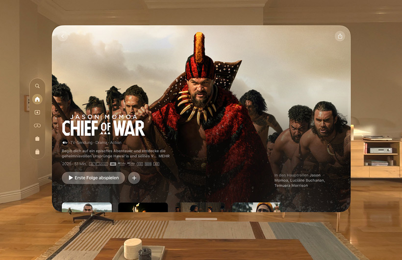 Das Apple TV Erlebnis der Apple Vision Pro wird in einem Wohnzimmer gezeigt, mit einem Standbild aus der Apple TV Serie ?Chief of War”