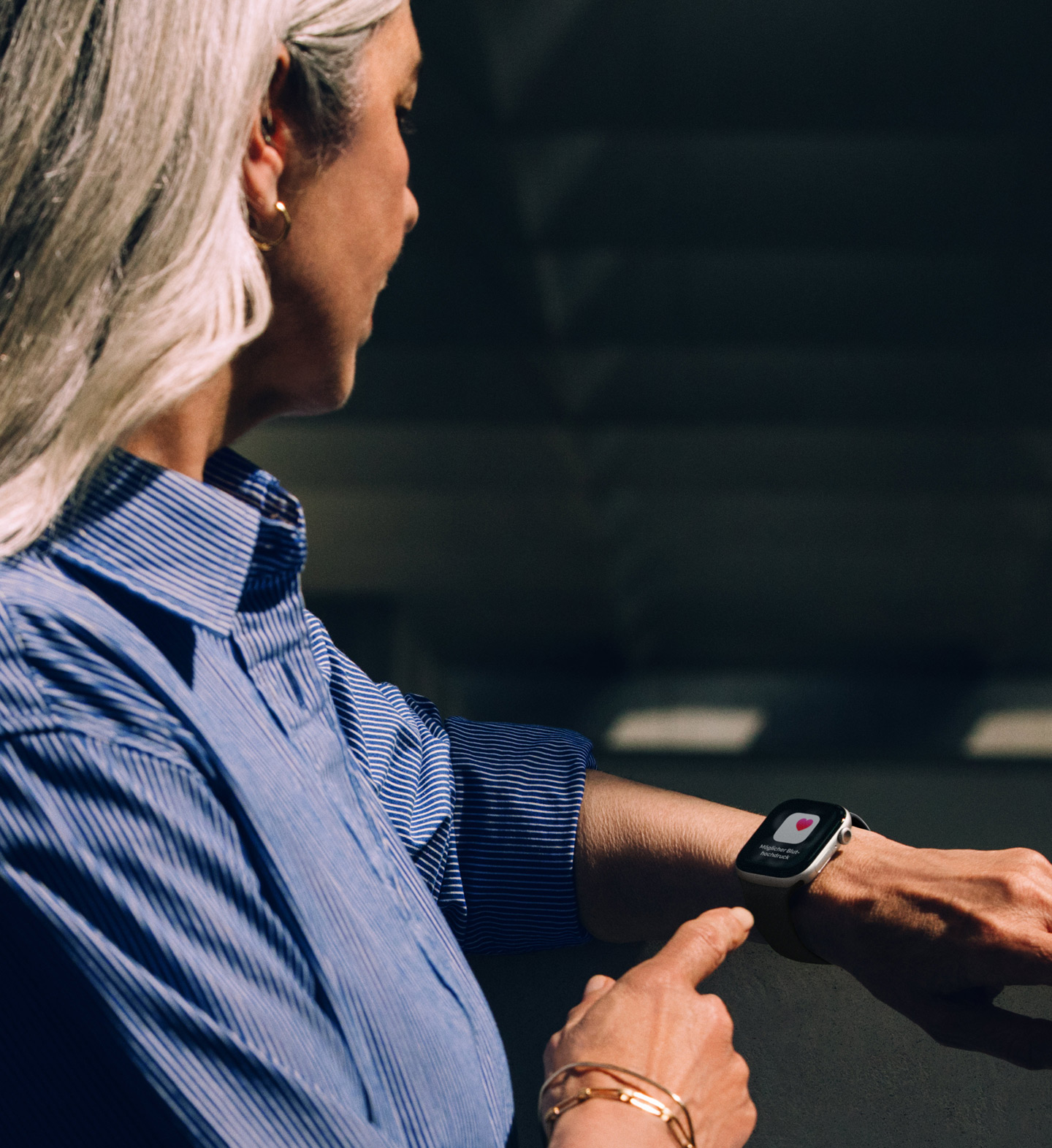 Eine Person liest die Mitteilung: M?glicher Bluthochdruck auf ihrer Apple Watch Series 11