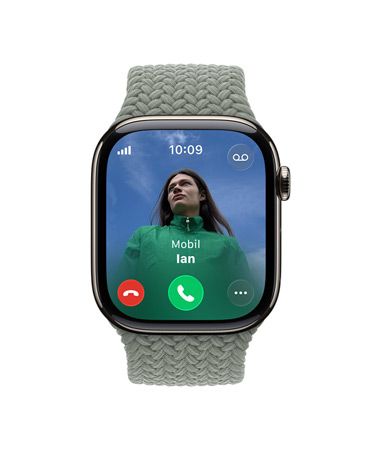 Apple Watch Series 11, Farbe Natur, Titangeh?use, eingehender Anruf, Kontaktfoto, Tasten zum Annehmen und Ablehnen von Anrufen, rechte Seitenansicht, Digital Crown, Armband, Geflochtenes Solo Loop Grüngrau