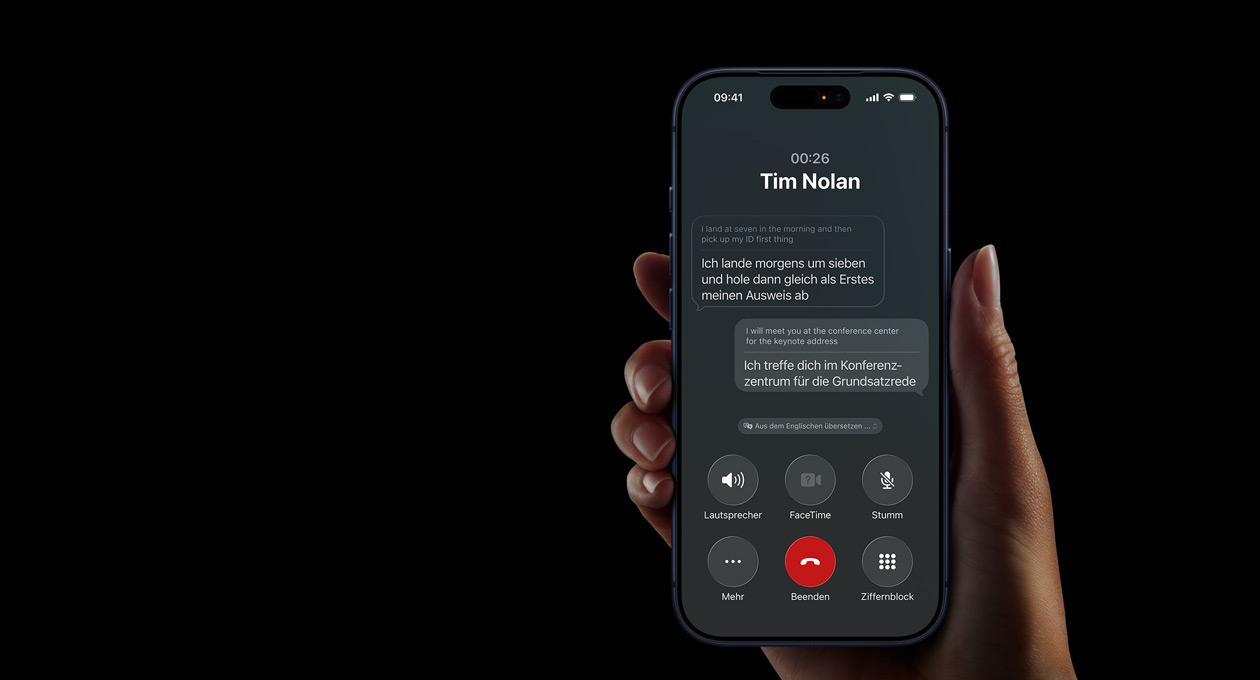 Eine Hand h?lt das iPhone 17 Pro, um das Apple Intelligence Feature Live übersetzung w?hrend eines Anrufs zu demonstrieren.