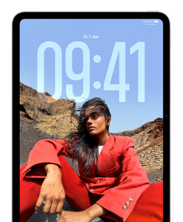 Ein iPad mit Sperrbildschirm, auf dem gro?e Ziffern für die Zeit hinter dem Bild einer sitzenden Person erscheinen
