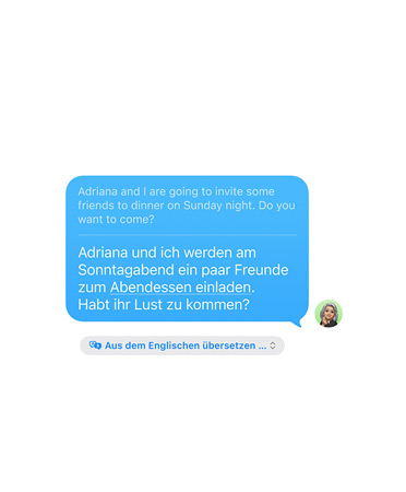 Live übersetzung in Nachrichten mit der Textnachricht eines Benutzers, die lautet ?Adriana und ich laden ein paar Freundinnen am Sonntagabend zum Abendessen ein. Wollt ihr auch kommen?“, und die automatisch ins Spanische übersetzt wurde.