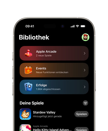 Ein iPhone; die obere H?lfte des Displays zeigt das Layout der Games App, einschlie?lich dem Tab ?Bibliothek“ mit ?Apple Arcade“, ?Events“, ?Erfolge“ und ?Alle Spiele“