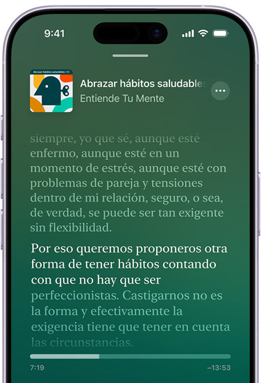 iPhone, parte delantera exterior, la pantalla muestra una transcripción en Apple Podcasts de un episodio titulado ?Hot Dog? del podcast ?This is Love?, presentado por Phoebe Judge, el texto resaltado en la transcripción dice: ?Durante mi infancia en Chicago, mi familia salía a menudo a comer perritos calientes?, el resto de la transcripción aparece atenuado.
