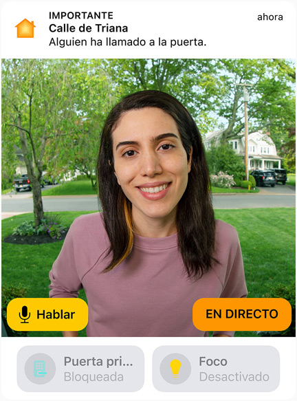 Vista de un videoportero con la imagen de una mujer con una sudadera rosa. En la pantalla se ven las palabras ?Hablar? y ?En directo?.