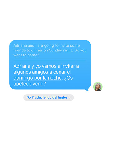 La app Mensajes con la prestación Traducción en Tiempo Real en uso y una traducción de inglés a espa?ol