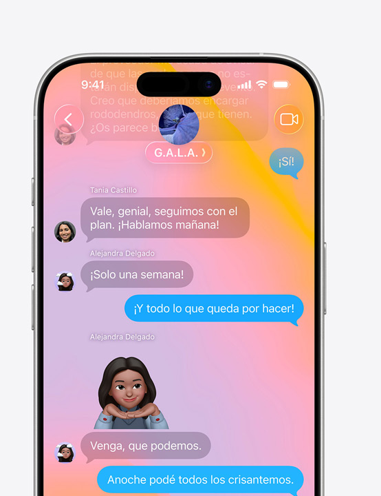 Pantalla de un iPhone que muestra una conversación de Mensajes con el dise?o Liquid Glass