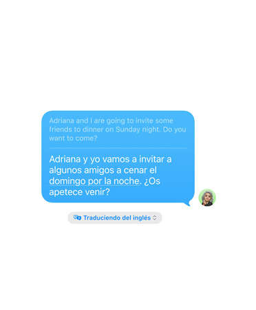 Traducción en Tiempo Real en Mensajes con el texto ?Adriana y yo vamos a invitar a amigos a cenar el domingo por la noche. ?Os animáis a venir?? traducido automáticamente del inglés