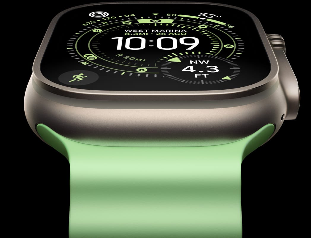 Apple Watch Ultra 3 med urkasse i farven naturligt titanium, kompas p? urskiven Orienteringsl?b og Ocean-rem i neongr?n