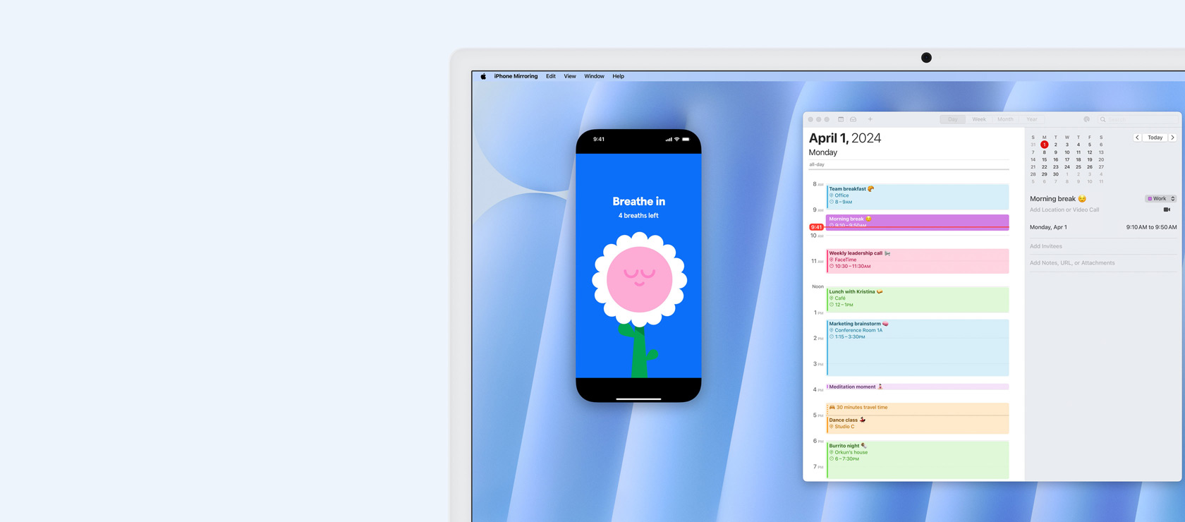 Eine Demonstration des Features ?iPhone Synchronisierung?. Auf dem iPhone Display wird das Spiel Wordle gezeigt, das auf dem iMac gespiegelt und gesteuert wird, mit der Kalender App daneben