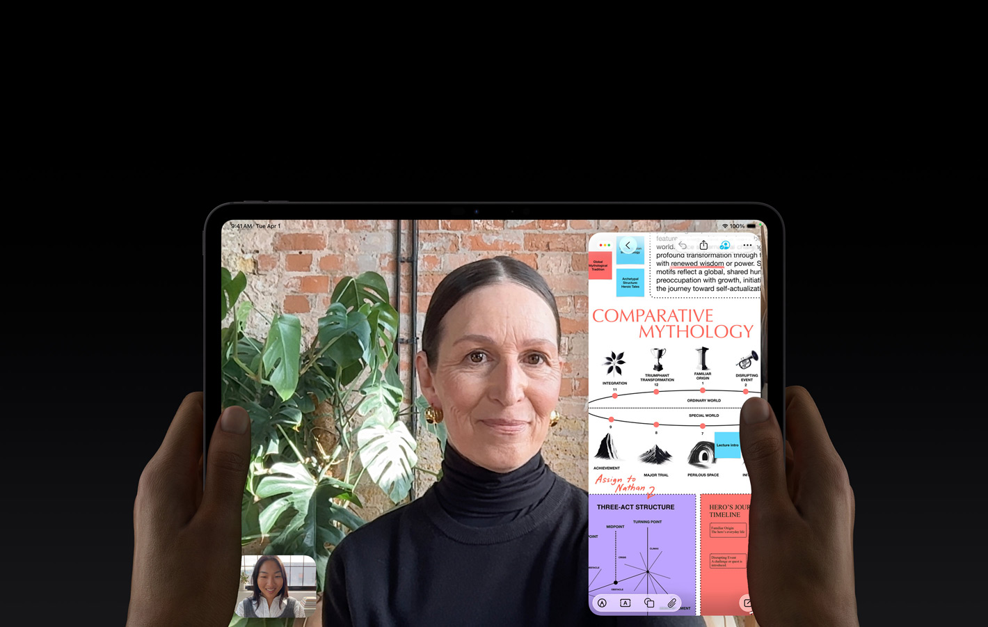iPad Pro, etupuoli, t?htimusta v?ri, vasen ja oikea k?si pitelev?t laitetta vaakasuunnassa, py?ristetyt kulmat, musta n?yt?n kehys, n?yt?ll? on FaceTime-keskustelu ja sen livek??nn?s sek? opetusappi, jossa on teksti?, kaavioita ja k?sinkirjoitettuja muistiinpanoja sis?lt?v? esitelm? aiheesta ”Comparative Mythology”