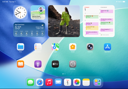 Três modelos de iPad, colocados na horizontal, com o modelo central sobreposto aos outros dois. O modelo central tem um Apple Pencil encaixado de forma magnética na sua parte superior. O ecr? central mostra o ecr? principal com ícones de apps coloridos com efeito Liquid Glass; o ecr? à esquerda mostra a app Pré-visualiza??o; o ecr? à direita mostra o ecr? principal com ficheiros a expandirem verticalmente a partir da Dock