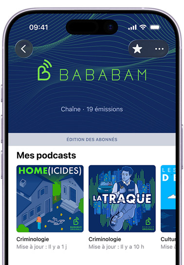 iPhone, face avant, écran affichant la cha?ne The New York Times dans Apple Podcasts, le texte en dessous indique : "How the news should sound", 42 émissions, une bannière signalant l’édition avec abonnement s’affiche au-dessus d’une section Mes émissions comprenant Modern Love, The Wirecutter Show et une troisième émission partiellement visible, chacune étant classée dans la catégorie Société et culture