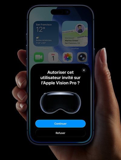 Une main tenant un iPhone. L’écran affiche une fenêtre avec le message ? Autoriser cet utilisateur invité sur l’Apple Vision Pro?? et les boutons ? Continuer ? et ? Refuser ?