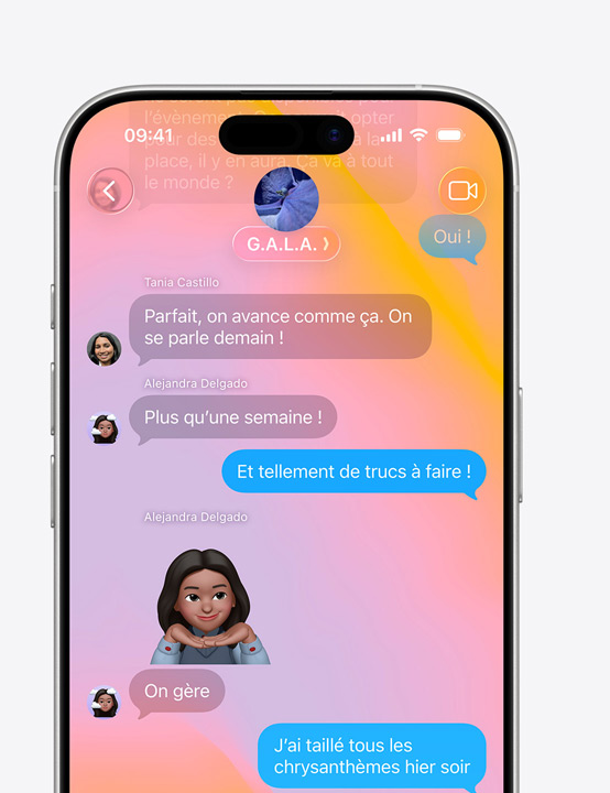 écran d’iPhone avec Messages et design Liquid Glass