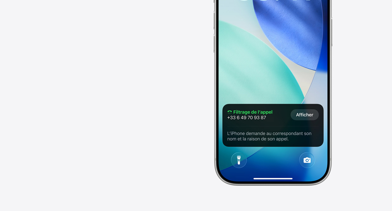 iPhone, partie inférieure de l’écran de verrouillage, affichant une notification de filtrage d’un appel, tandis que le texte indique ? L’iPhone demande à la personne qui appelle son nom et la raison de son appel. ?