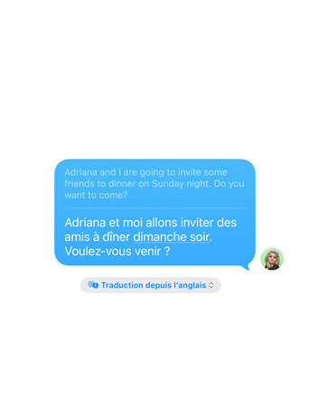 Traduction en direct dans Messages d’un SMS : ? Adriana et moi invitons des proches à d?ner dimanche soir. Est-ce que tu es libre ? ? traduit automatiquement en espagnol
