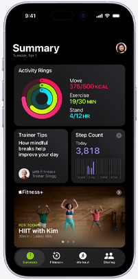 iPhone 上的 Apple Fitness+ app 顯示「摘要」分頁畫面，並展示健身記錄圓圈、教練貼士、步數(shù)，以及建議的 Apple Fitness+ 訓(xùn)練