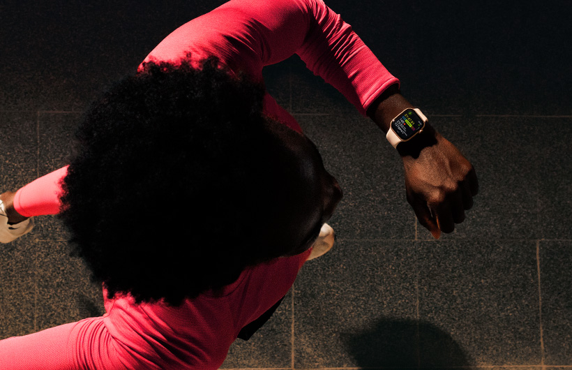 一個(gè)人在跑步時(shí)，利用 Apple Watch Series 11 的體能訓(xùn)練 app 查看進(jìn)度