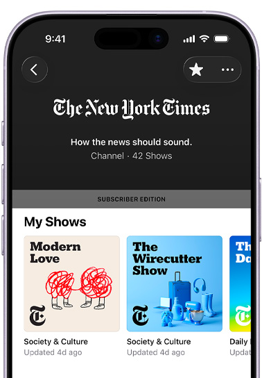 iPhone，正面外觀，螢?zāi)伙@示 Apple Podcast 中的《The New York Times》頻道，下方文字為：「How the news should sound」，共有 42 個(gè)節(jié)目，訂戶版本橫幅位於「我的節(jié)目」部分之上，展示《Modern Love》、《The Wirecutter Show》和一個(gè)部分可見(jiàn)的第三個(gè)節(jié)目，以上節(jié)目均歸類於「社會(huì)與文化」之下