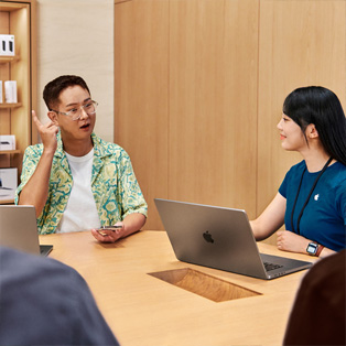 鳥瞰角度展示一間 Apple Store 正舉行商務(wù)培訓(xùn)。