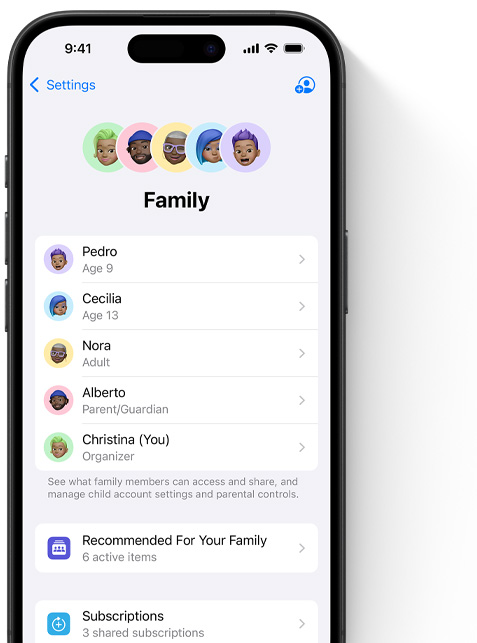 iPhone 螢幕顯示「家庭」頁面的「設定」，代表每位家庭成員的 Memoji 排列在頂部，每個圖像均以色彩繽紛的圓形作背景。同樣的各個 Memoji 在下方列出，顯示「家人共享」群組的所有成員