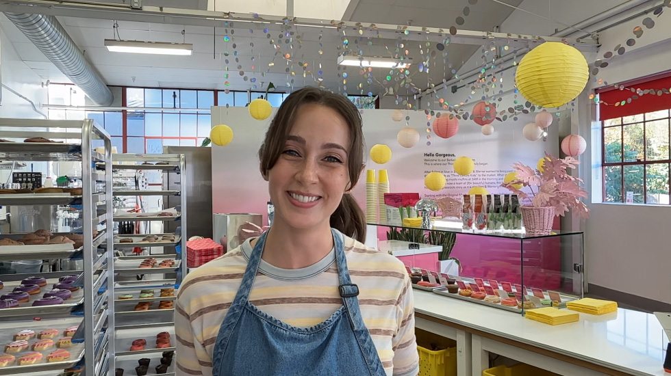在麵包店工作的一位女士在進(jìn)行視像通話。