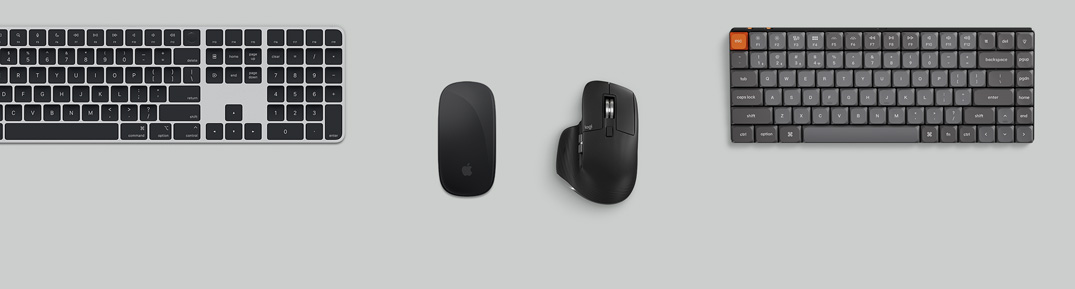 俯視圖展示銀色 Mac mini 擺放在桌上，旁邊放有一部顯示器、無線鍵盤、無線滑鼠、一個遊戲手掣，以及 AirPods Max。