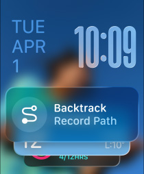 三款 Apple Watch 型號；中間的 Apple Watc 配備原色鈦金屬錶殼，錶面顯示回溯小工具的智慧型疊放提示；右方的 Apple Watc 配備午夜暗色錶殼，錶面顯示體能訓(xùn)練 app 畫面；左方的 Apple Watc 配備玫瑰金色錶殼，錶面顯示睡眠分數(shù)畫面