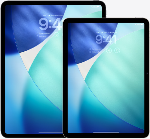 iPad Pro 和 iPad Air 並排展示，直向放置的 iPad Air 一部份疊在 iPad Pro 上方，鎖定畫面以 Liquid Glass 的風(fēng)格，通透地顯示時間